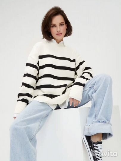 Свитер белый женский в черную полоску оверсайз