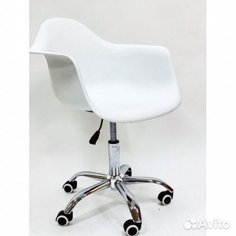 Стул eames на колесиках