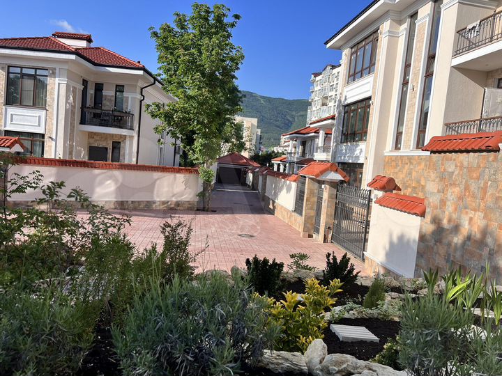 Дом 234,4 м² на участке 4 сот.