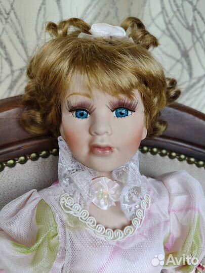 Кукла фарфоровая