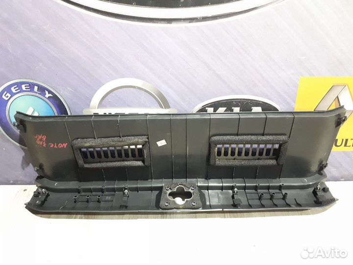 Накладка панели задка замка багажника Nissan note