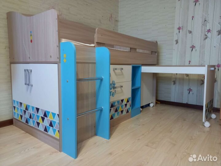 Детская кровать чердак со столом и шкафом