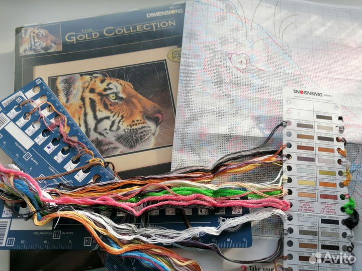 Схемы и остатки ниток от вышивки крестом, нитки