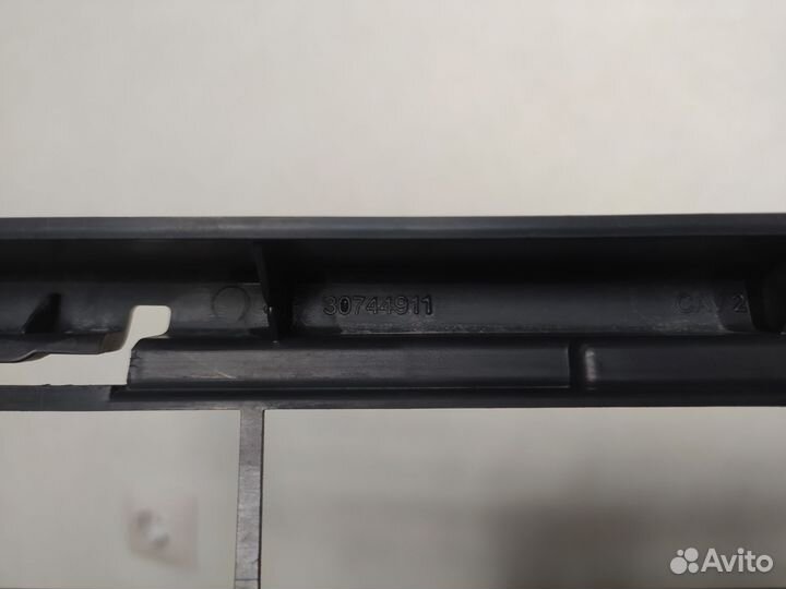 Решетка бампера центральная volvo S40 V50