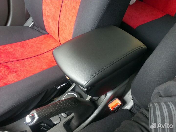 Подлокотник с магнитным держателем крышки