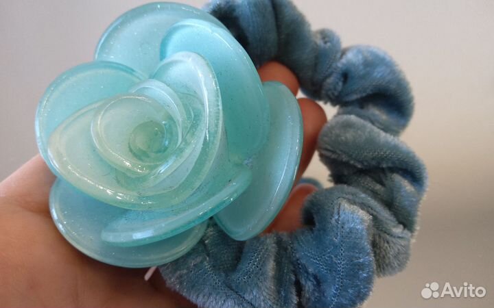 Бархатная резинка для волос с цветком