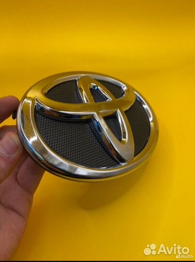 Эмблема на Toyota