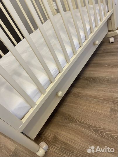 Детская кроватка с маятником и ящиком