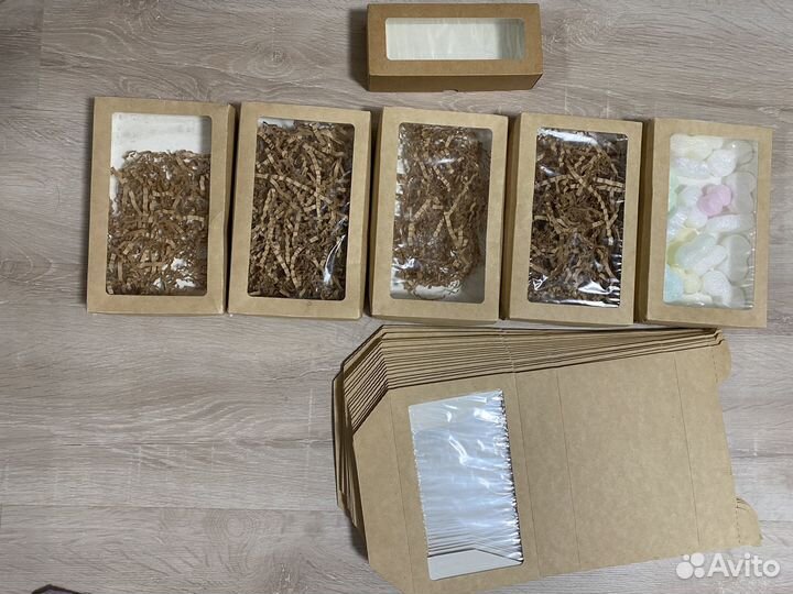 Картонные коробки с окошком 20*12*4 см