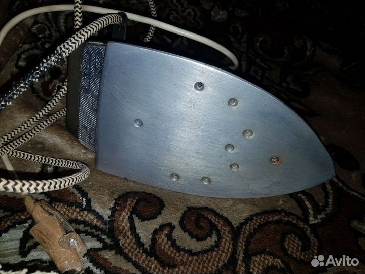 Утюг старинный тяжелый с отпаривателем.электрич