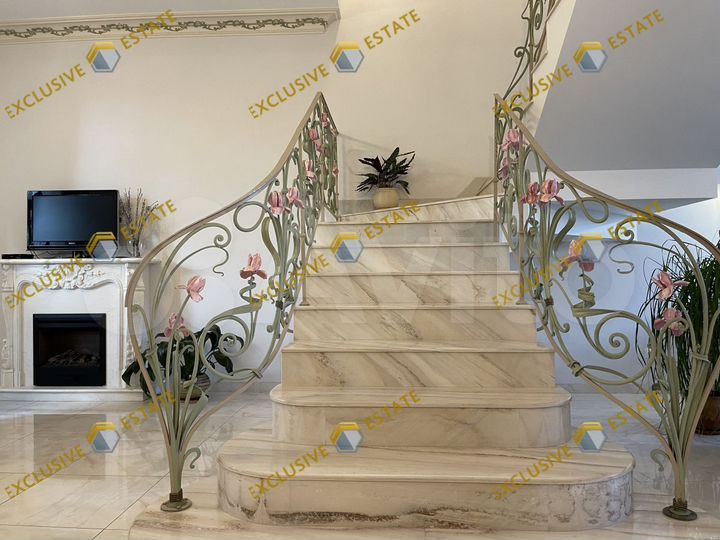 Коттедж 380 м² на участке 6 сот.