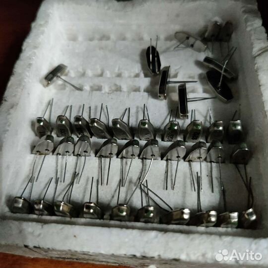 Резонатор частоты (кварц)