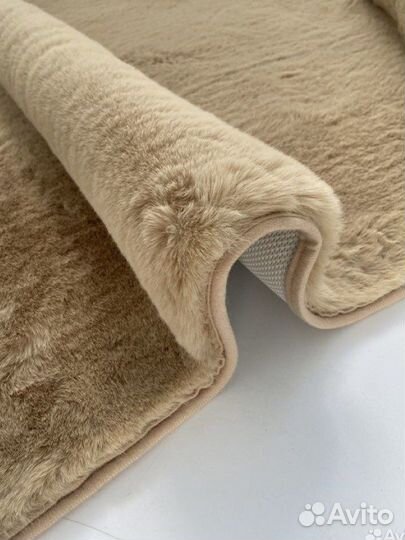 Коврик меховой противоскользящий