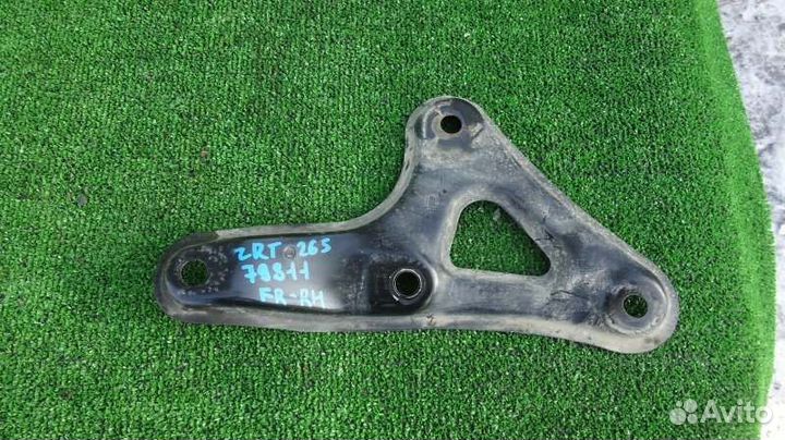 Кронштейн балки двигателя правый Toyota Allion