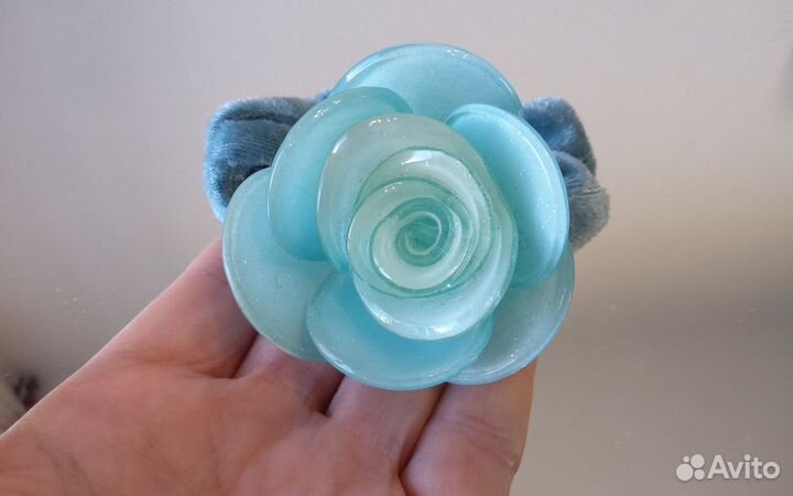 Бархатная резинка для волос с цветком