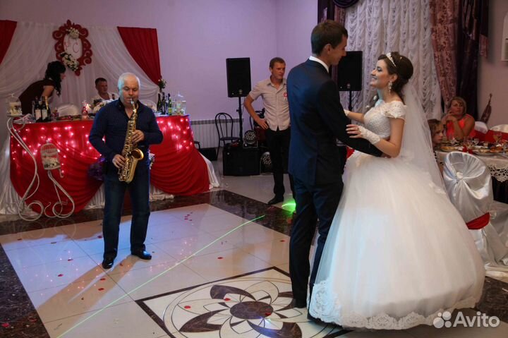 Саксофонист на торжество