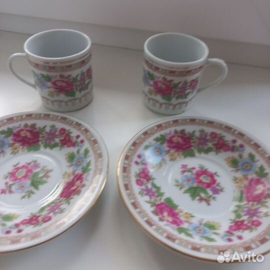 Кофейные чашки с блюдцами