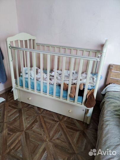 Детская кроватка с универсальным маятником