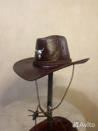 Ковбойская шляпа с логотипом буйвола и перо фазана