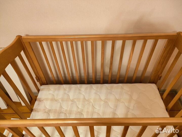 Детская кроватка с маятником и ящиком