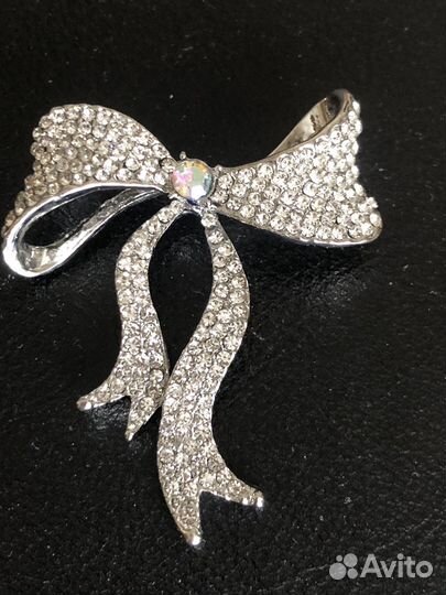 Брошь в виде бантика