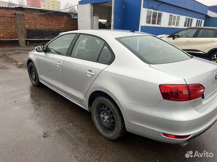 Volkswagen Jetta 1.6 AT, 2013, битый, 111 000 км