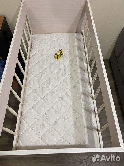 Детская кроватка с маятником и ящиком