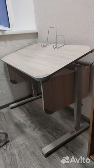 Детский письменный стол и стул