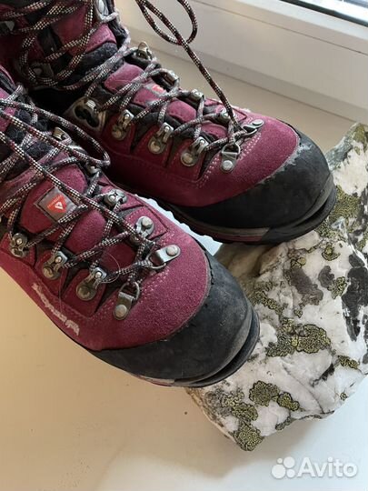 Трекинговые ботинки женские Lowa