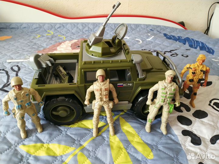 Игрушки машина и солдатики