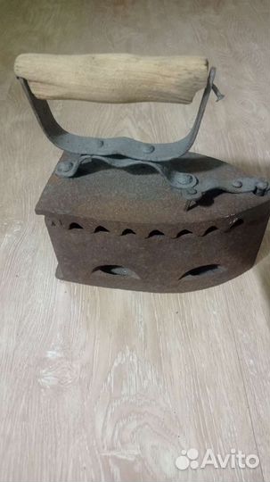 Старинный угольный утюг