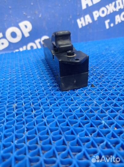 Кнопка стеклоподъемника Mitsubishi Colt купе 1999