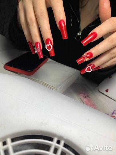 Маникюр, наращивание с фигурками, дизайном