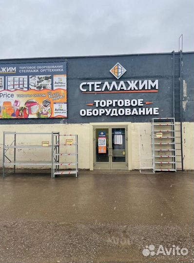 Вешало для одежды с колесами