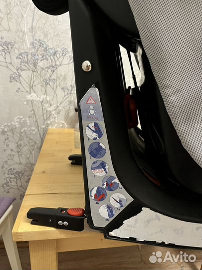 Автомобильное кресло chicco iso fix