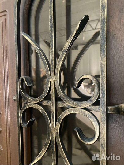 Дверь входная металлическая со стеклом