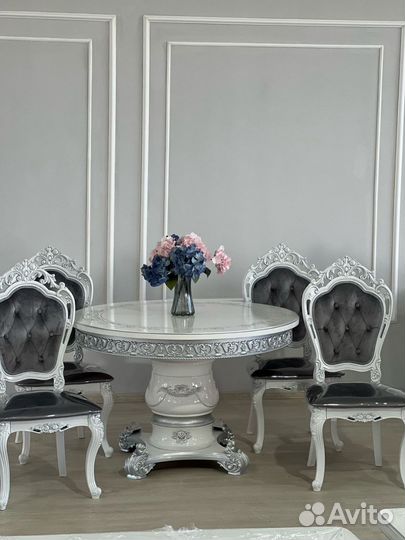 Стол и стулья