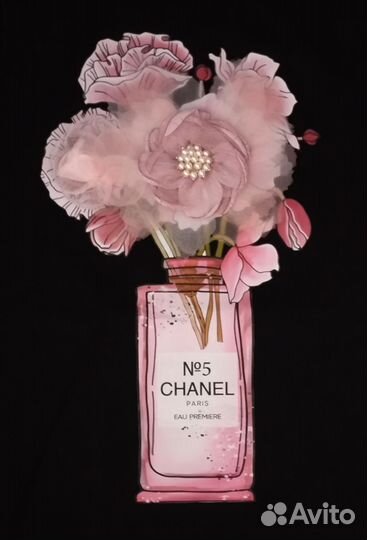 Футболка с букетом объемных цветов