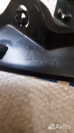 Кронштейн бампера передний Volkswagen Passat B6