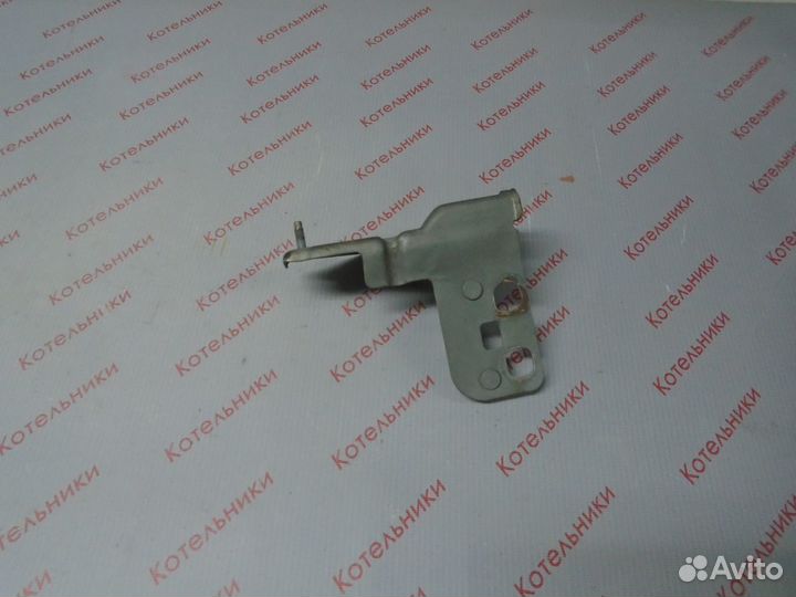 Nissan 62292-BV000 Кронштейн правый