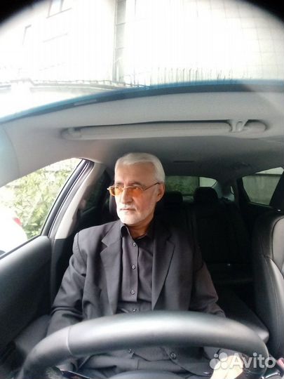 Водитель со своим автомобилем Киа оптима комфорт +