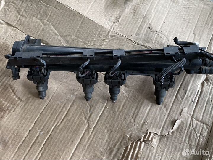 Топливная рампа форсунка Volkswagen Golf 4 1.6 AKL