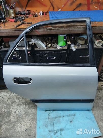 Задняя правая дверь Mitsubishi carisma седан рест