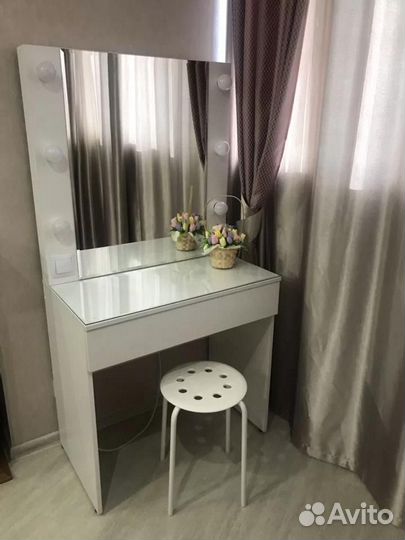 Гримерный/макияжный стол с лампочками