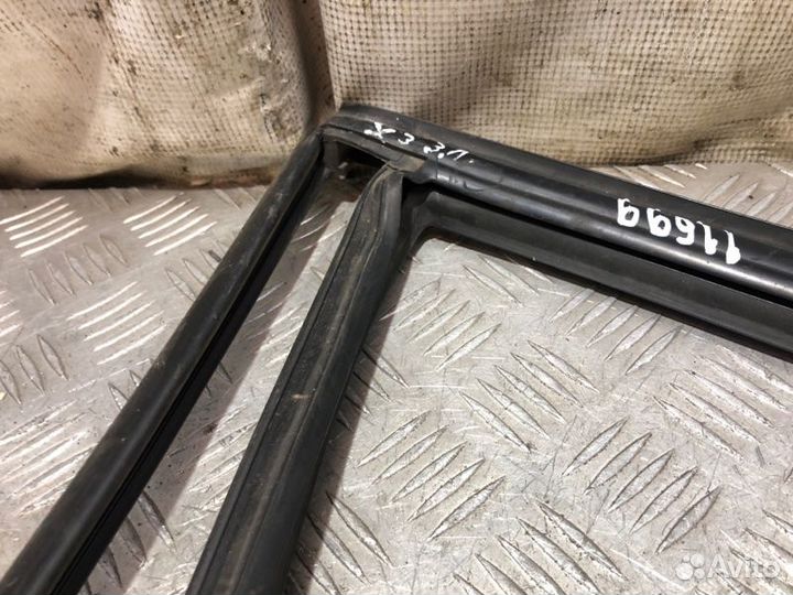 Уплотнитель стекла задний левый Bmw X3 E83 M54B30