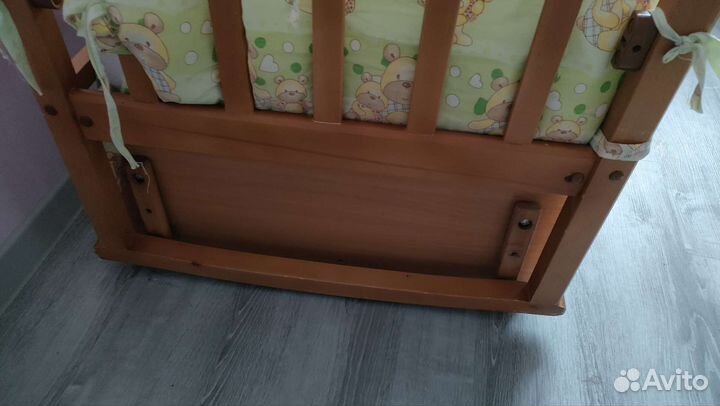 Детская кроватка с маятником