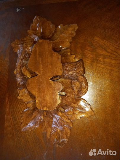 Резное панно из дерева