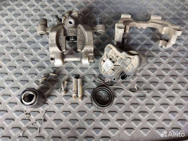 Суппорт тормозной задний правый Volkswagen Tiguan