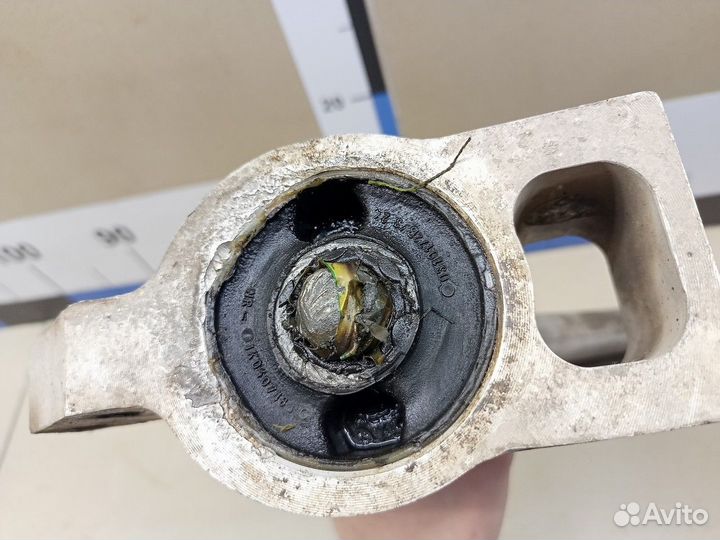 Рычаг передний нижний левый Tiguan 2011-2016