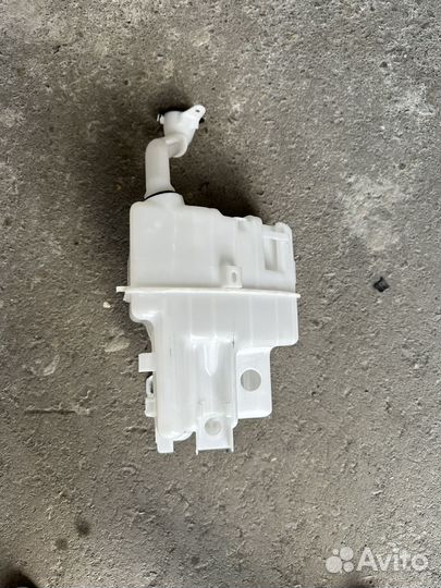 Бачок омывателя Toyota Camry 70/75